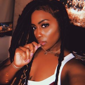 Meet your Posher, Simone